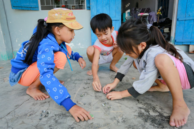 Trẻ con ở làng chài Mỹ Lương, Ninh Thủy chơi ô ăn quan